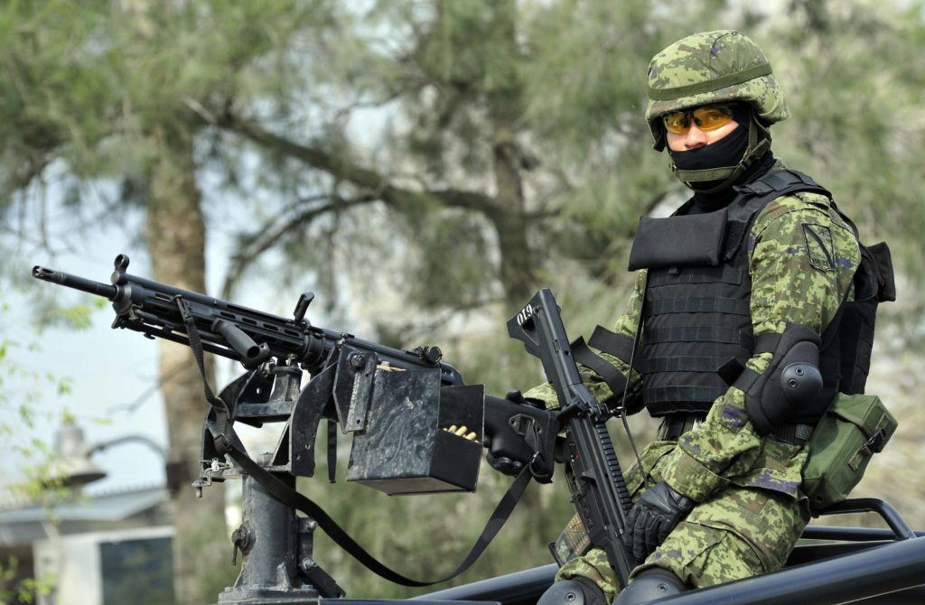 soldat mexicain avec un HK21