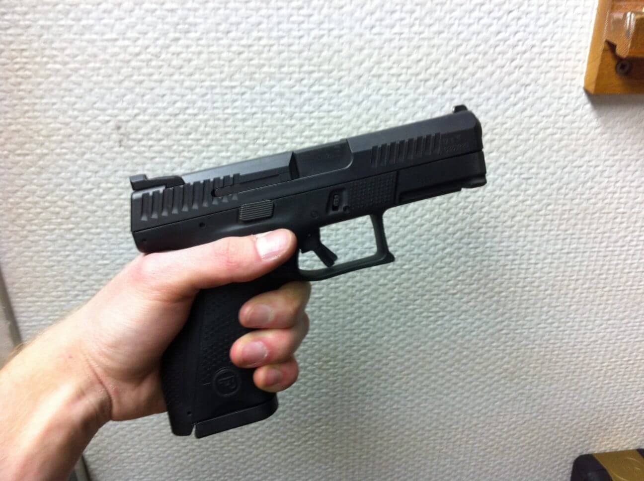 Pistolet CZ P-10C en main